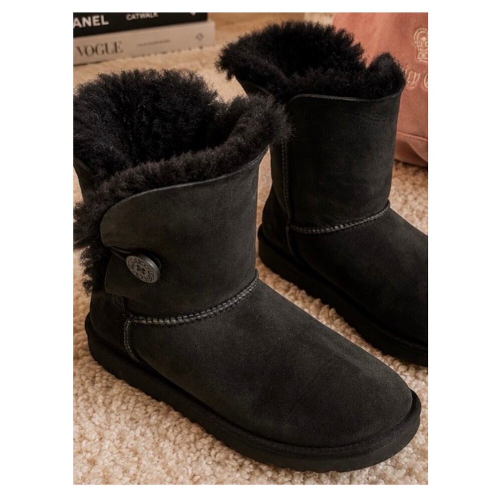 UGG Bailey Button Black Sheepskin Shearling Boots Women’s Size 5 Classic Short